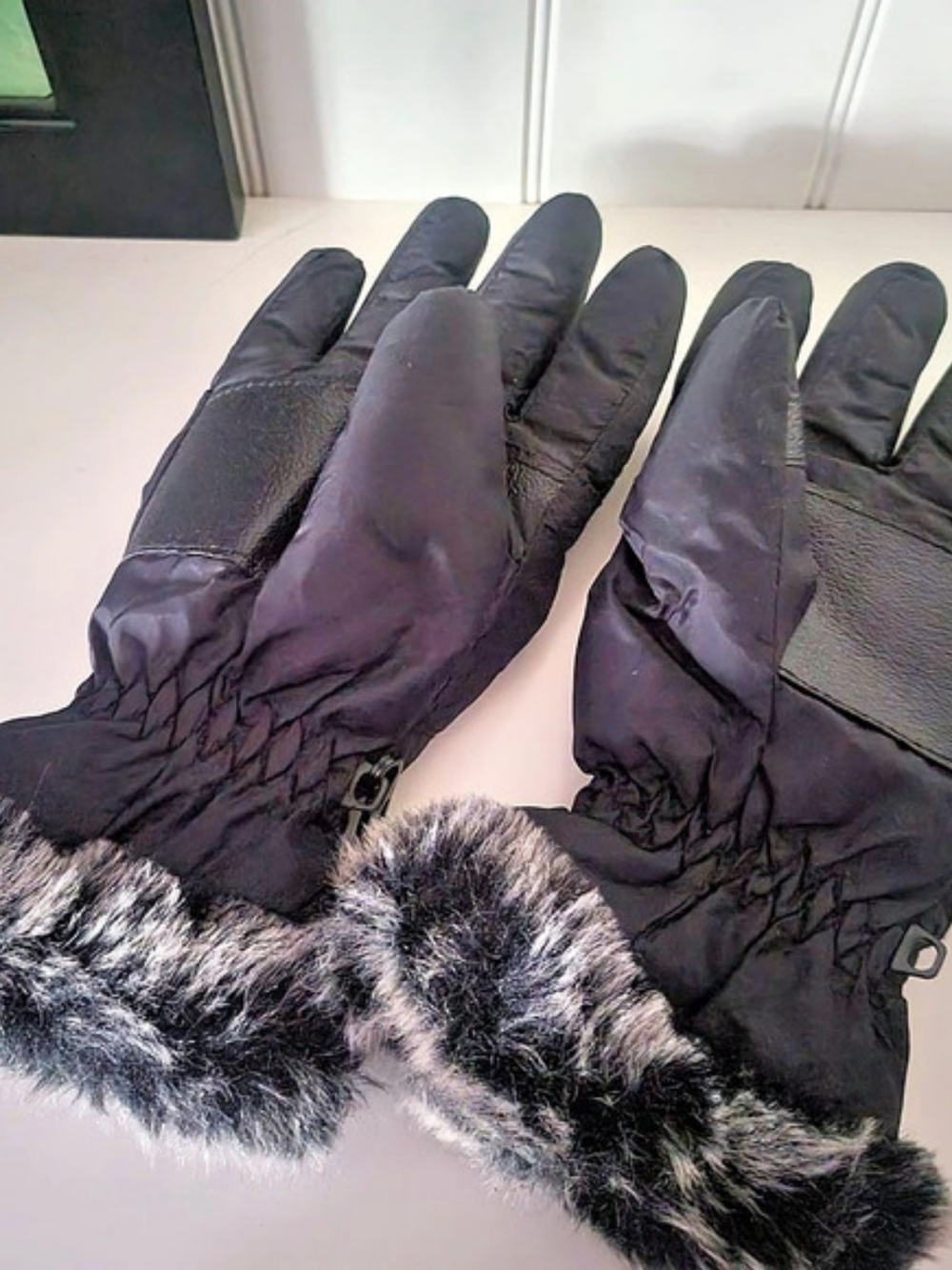 Black Quilted Gloves Size S/P Like New